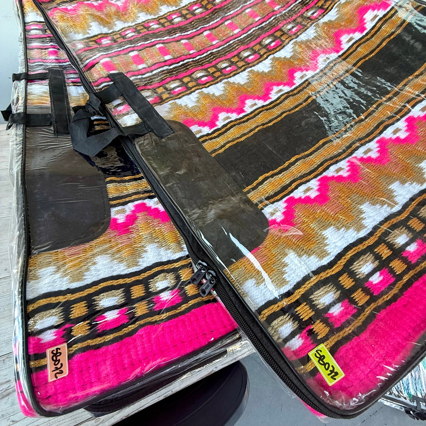 SB072 - Western oversized showblanket A - Neon roze, goud, wit