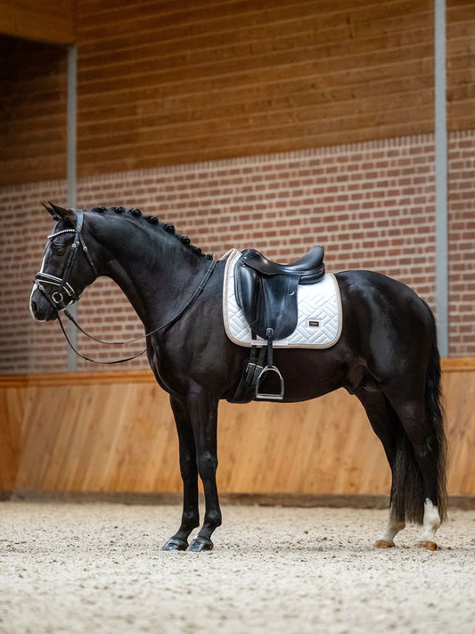 Equestrian Stockholm - SS26 Sand White - Dressage Saddle Pad Modern dressuurzadeldek