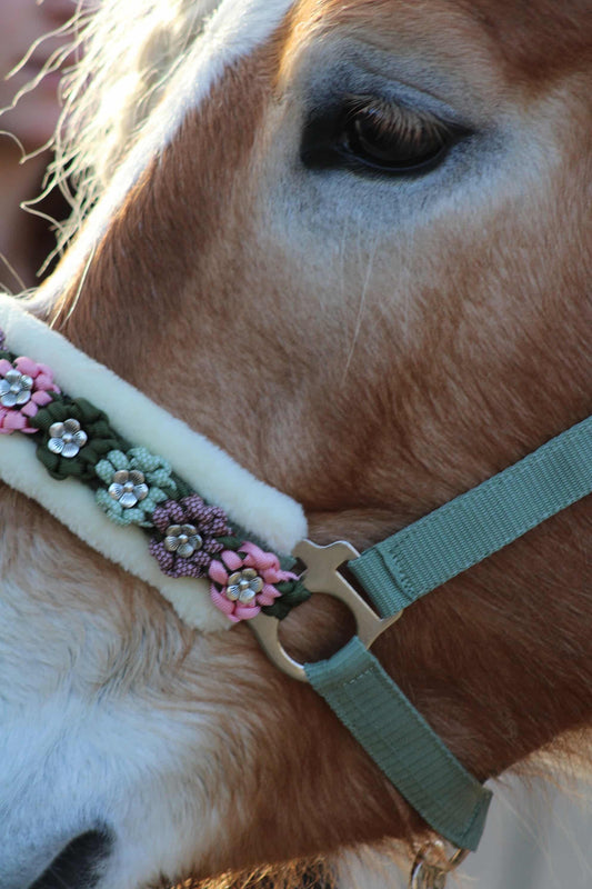 Handgemaakte paardenhalsters - Geknoopt bloemenhalster ‘Magnolia’ olijf/roze