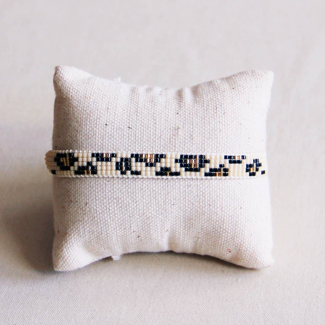 Bazou - Gevlochten armband met kraaltjes leopard