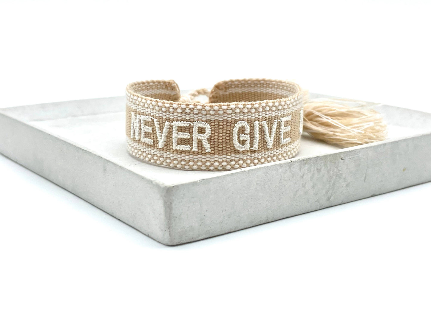 Parsley & Pepper - Never Give Up armband beige