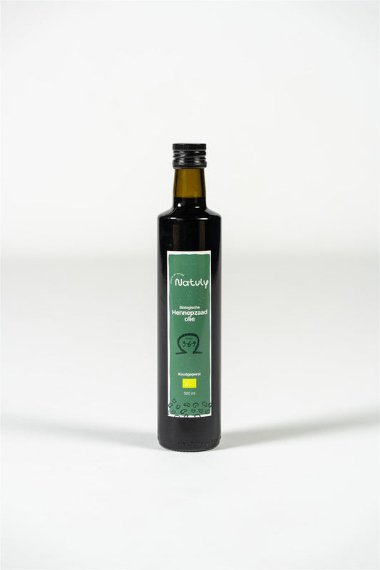 Hennepzaadolie van Bio-Ron/Natuly is een natuurlijke bron van omega-3 vetzuren voor paarden, bevordert een gezonde huid en vacht, en ondersteunt het immuunsysteem.