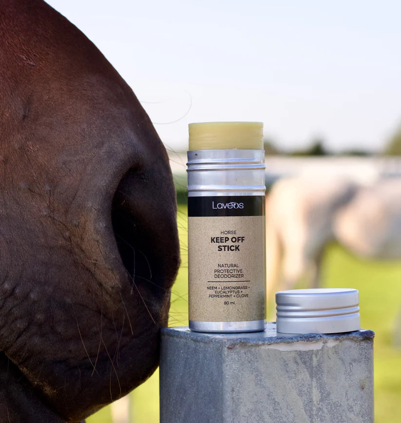 Laveos Keep Off Stick – natuurlijke geurmaskerende balm voor paarden in handige push-up verpakking, met essentiële oliën en regenbestendige waxbasis