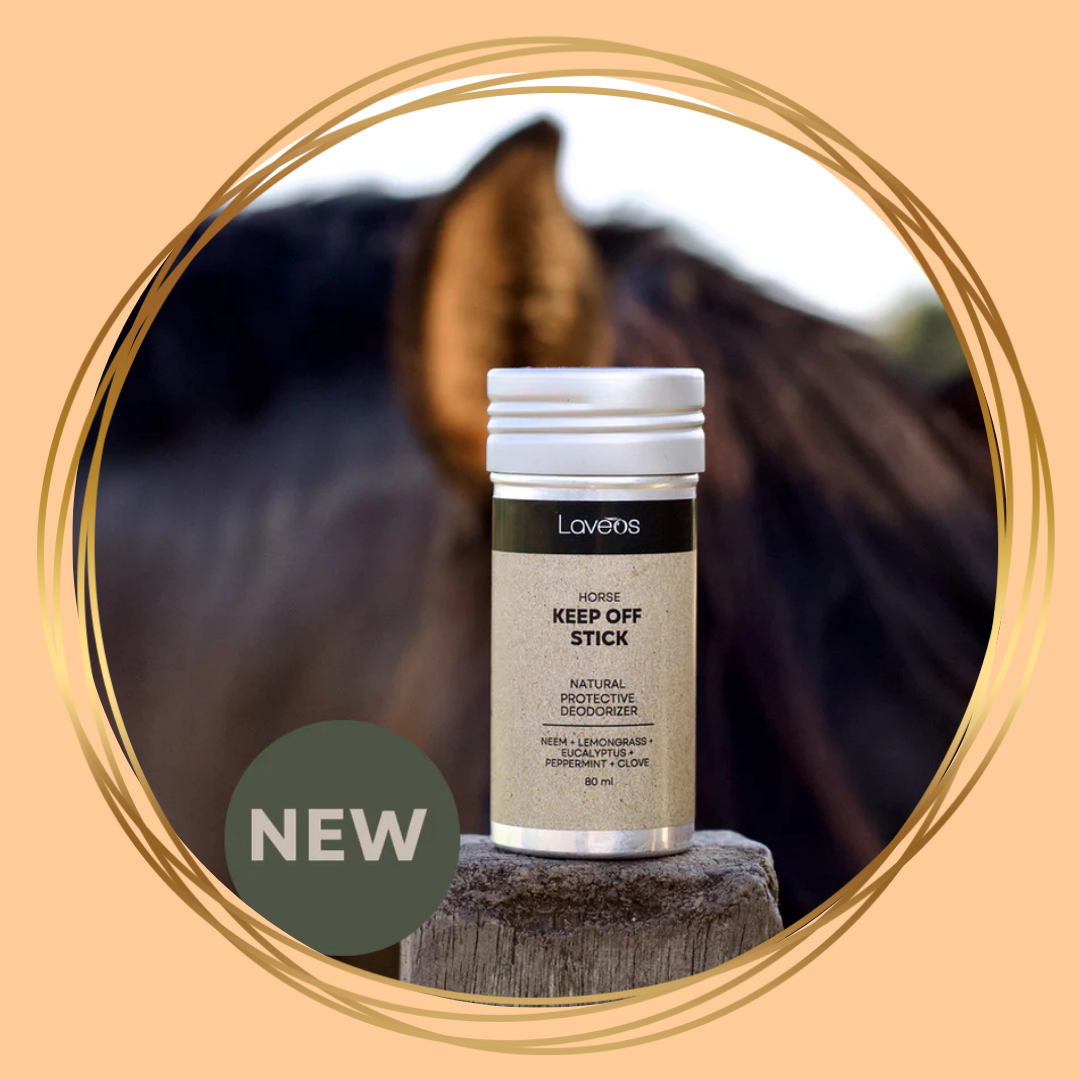 Laveos Keep Off Stick – natuurlijke geurmaskerende balm voor paarden in handige push-up verpakking, met essentiële oliën en regenbestendige waxbasis
