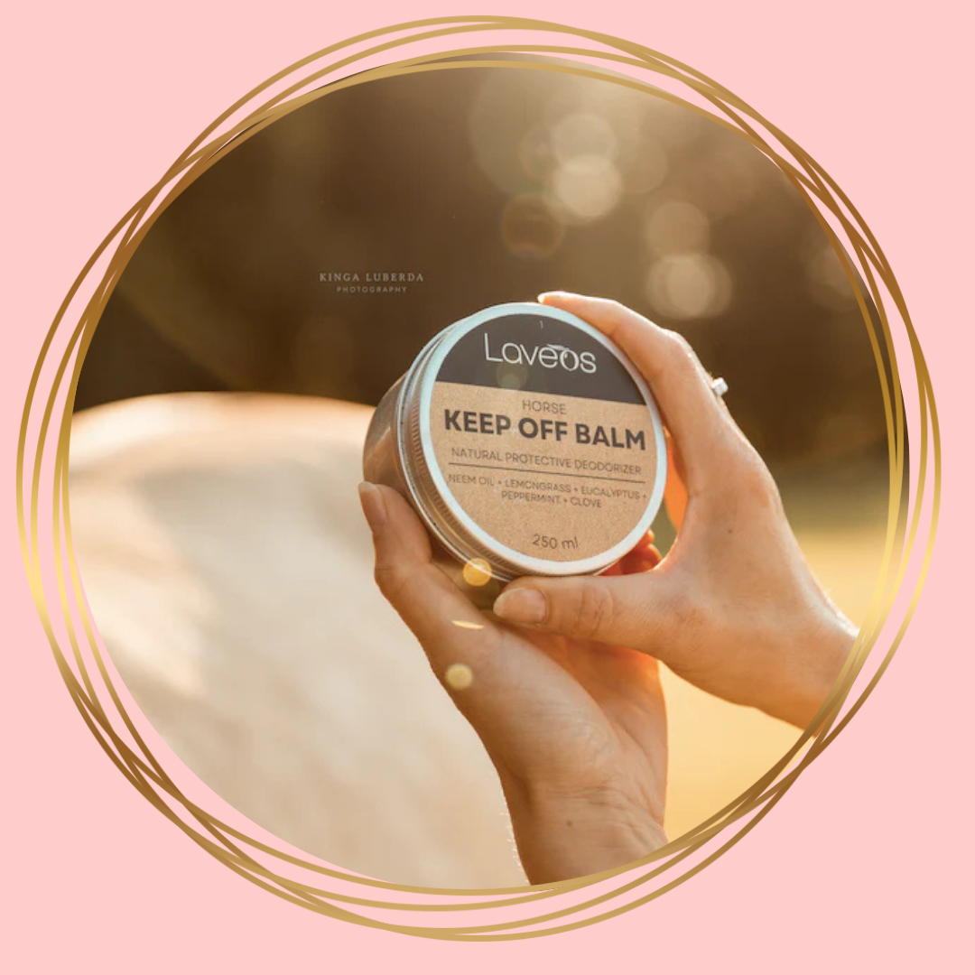 Natuurlijke balm voor paarden met essentiële oliën, regenbestendige waxbasis en handige bamboe pad, verpakt in een grote pot van 250ml