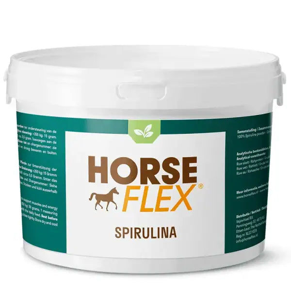 Groen spirulinapoeder van microalgen voor paardenvoeding