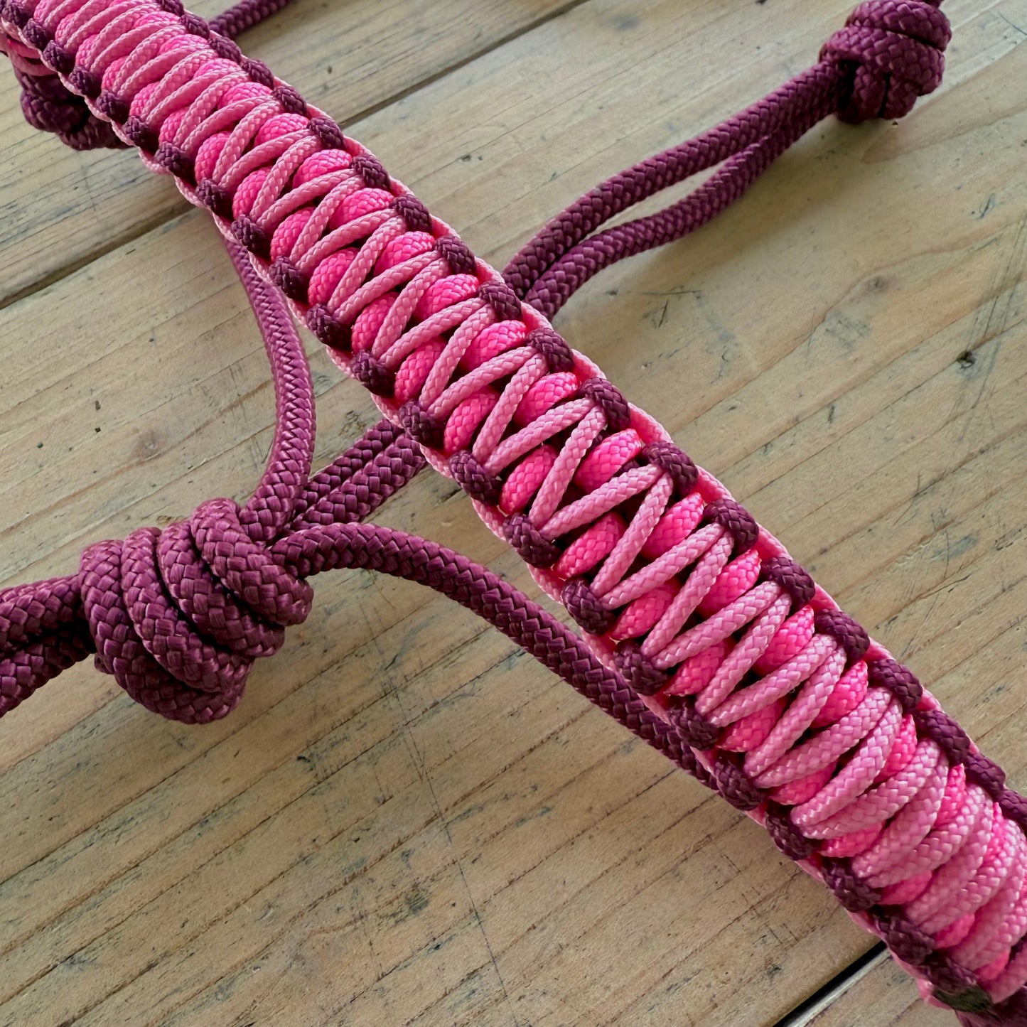 Het Paardenatelier - Touwhalster Azar ‘Fluffy Candy’ bordeaux/roze