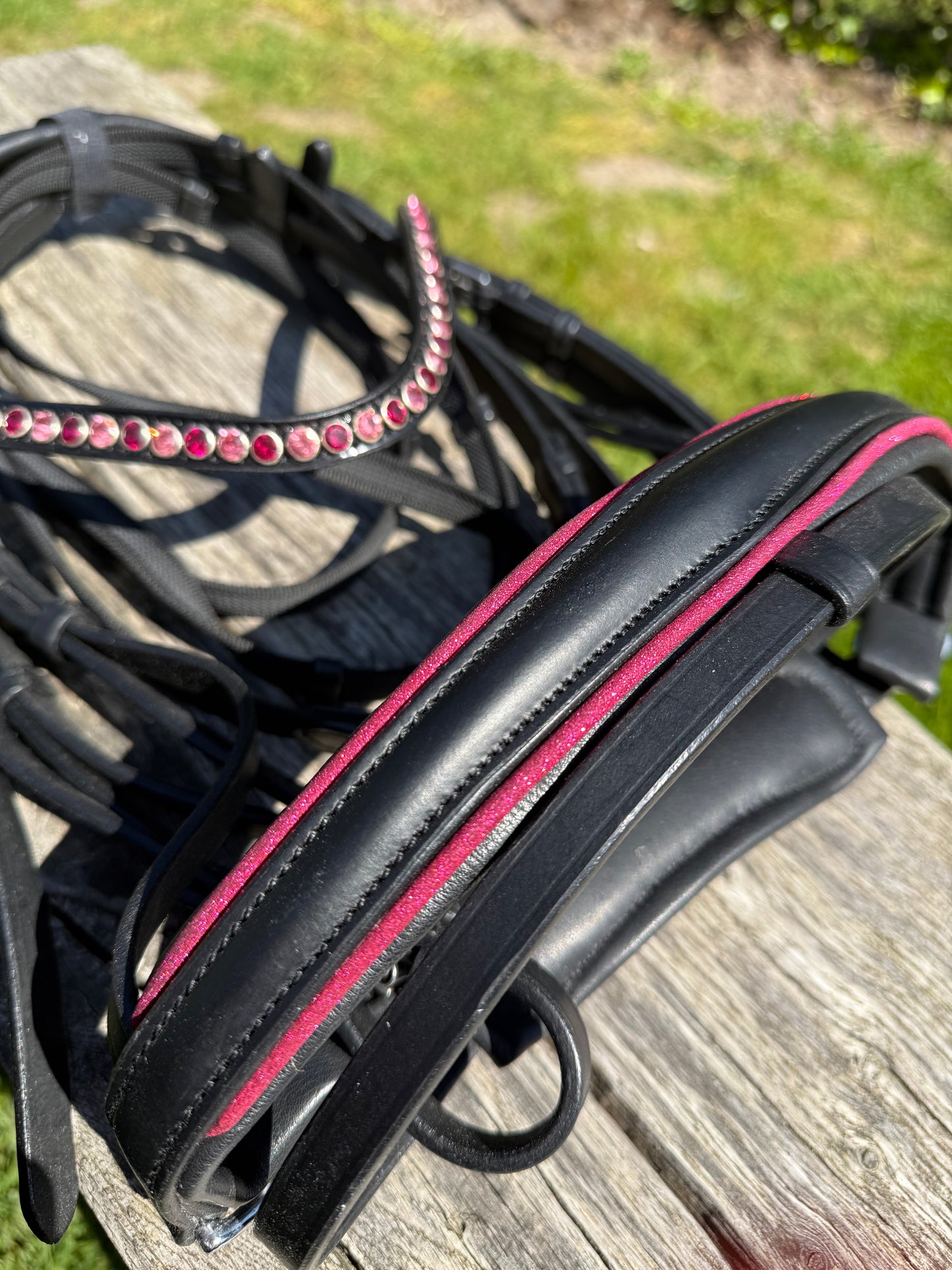FMH - Luxe Hanoverian hoofdstel ‘Oops, I’m a Diva’ met dubbele neusriem roze onderlegd zwart leder incl. teugels