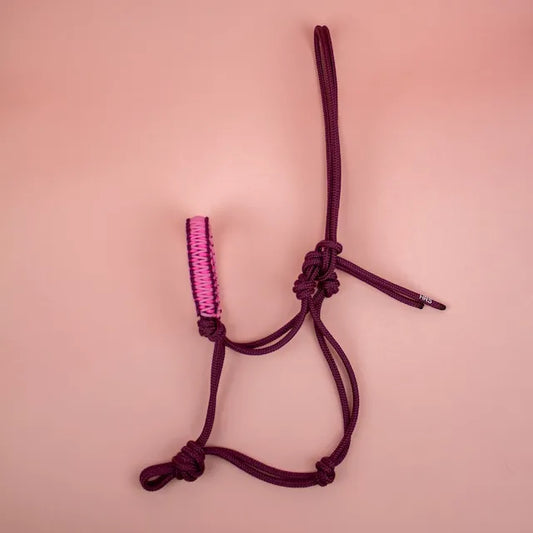Het Paardenatelier - Touwhalster Azar ‘Fluffy Candy’ bordeaux/roze