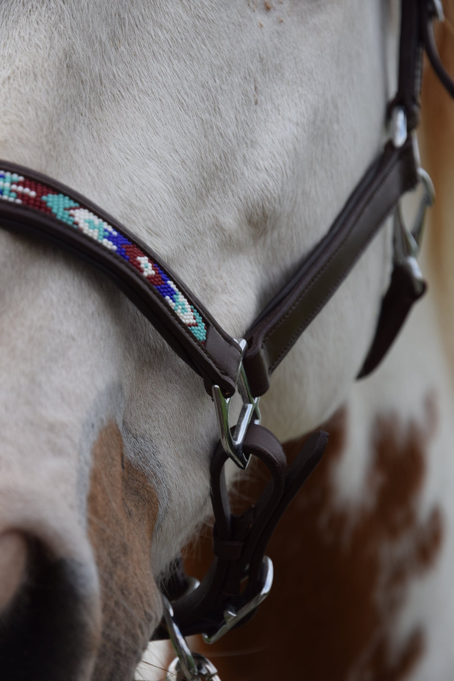 FMH - Cognac lederen halster met kraaltjes ‘Beaded Bronco Bluey’ blauw/turquoise/wit