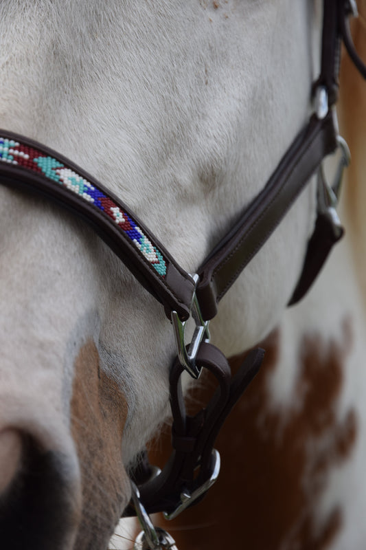 FMH - Cognac lederen halster met kraaltjes ‘Beaded Bronco Bluey’ blauw/turquoise/wit