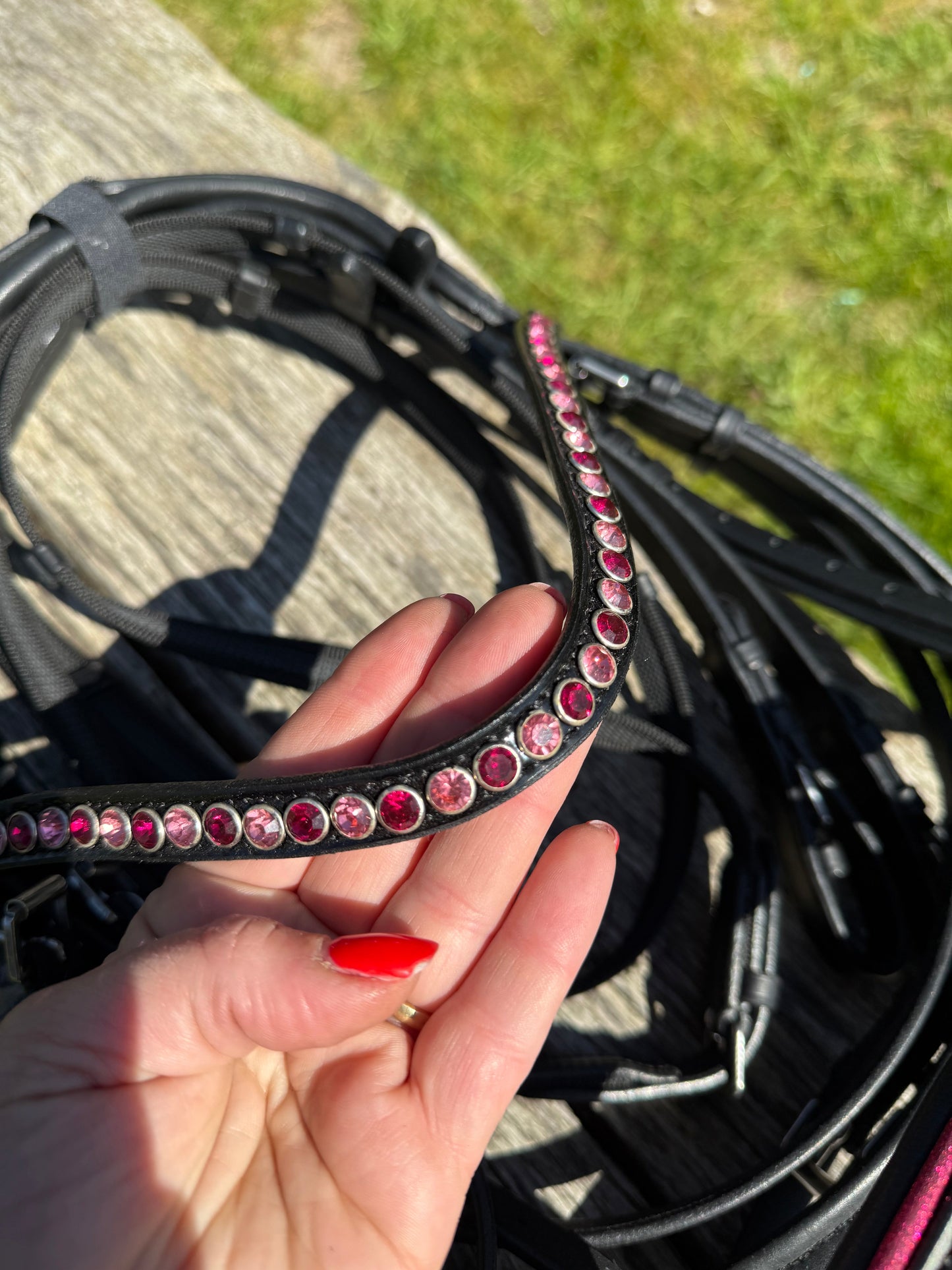 FMH - Luxe Hanoverian hoofdstel ‘Oops, I’m a Diva’ met dubbele neusriem roze onderlegd zwart leder incl. teugels
