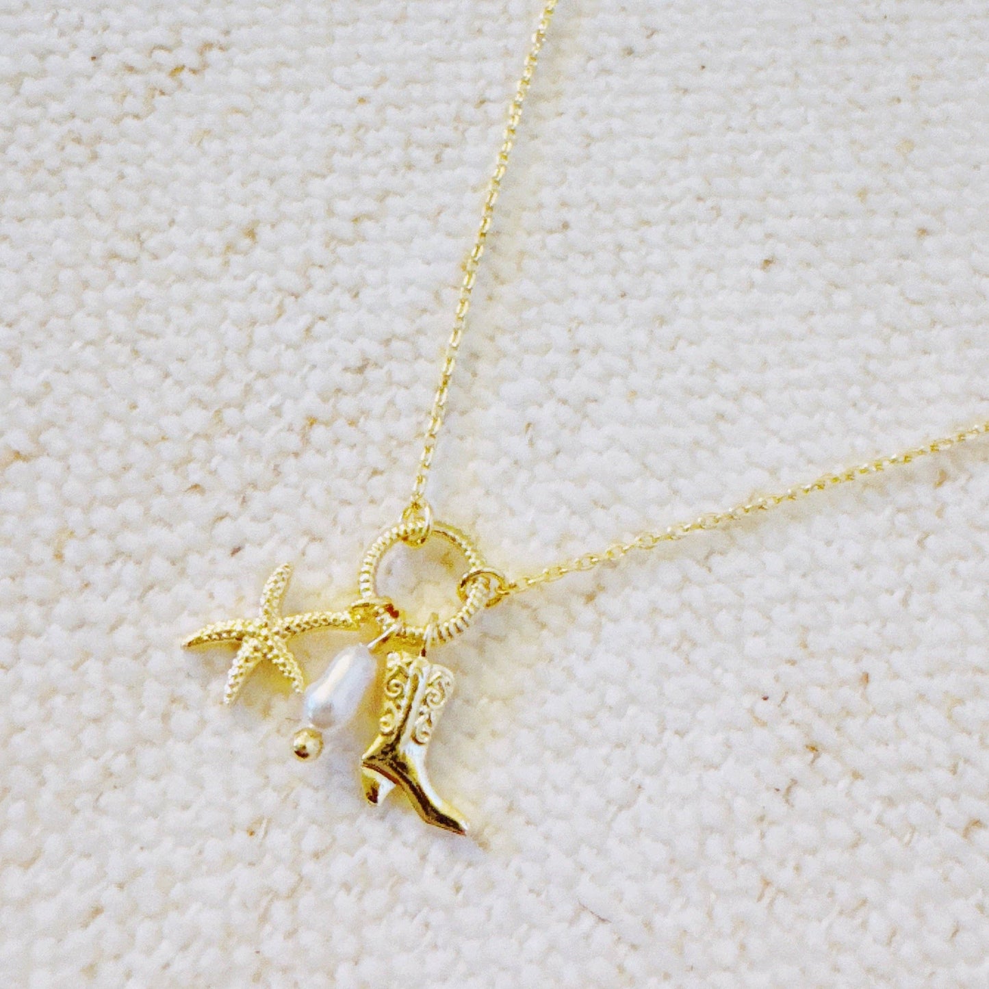 Ellison&Young - Goudkleurige Ketting Coastal Cowgirl met Zeester en Westernlaars bedels