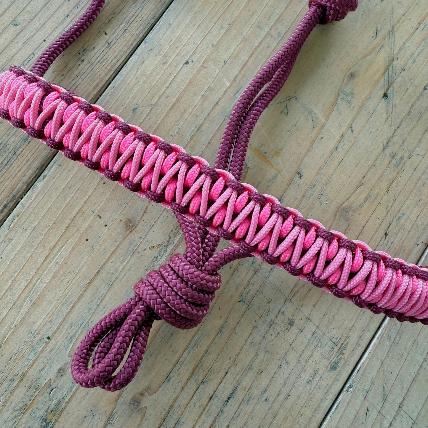 Het Paardenatelier - Touwhalster Azar ‘Fluffy Candy’ bordeaux/roze
