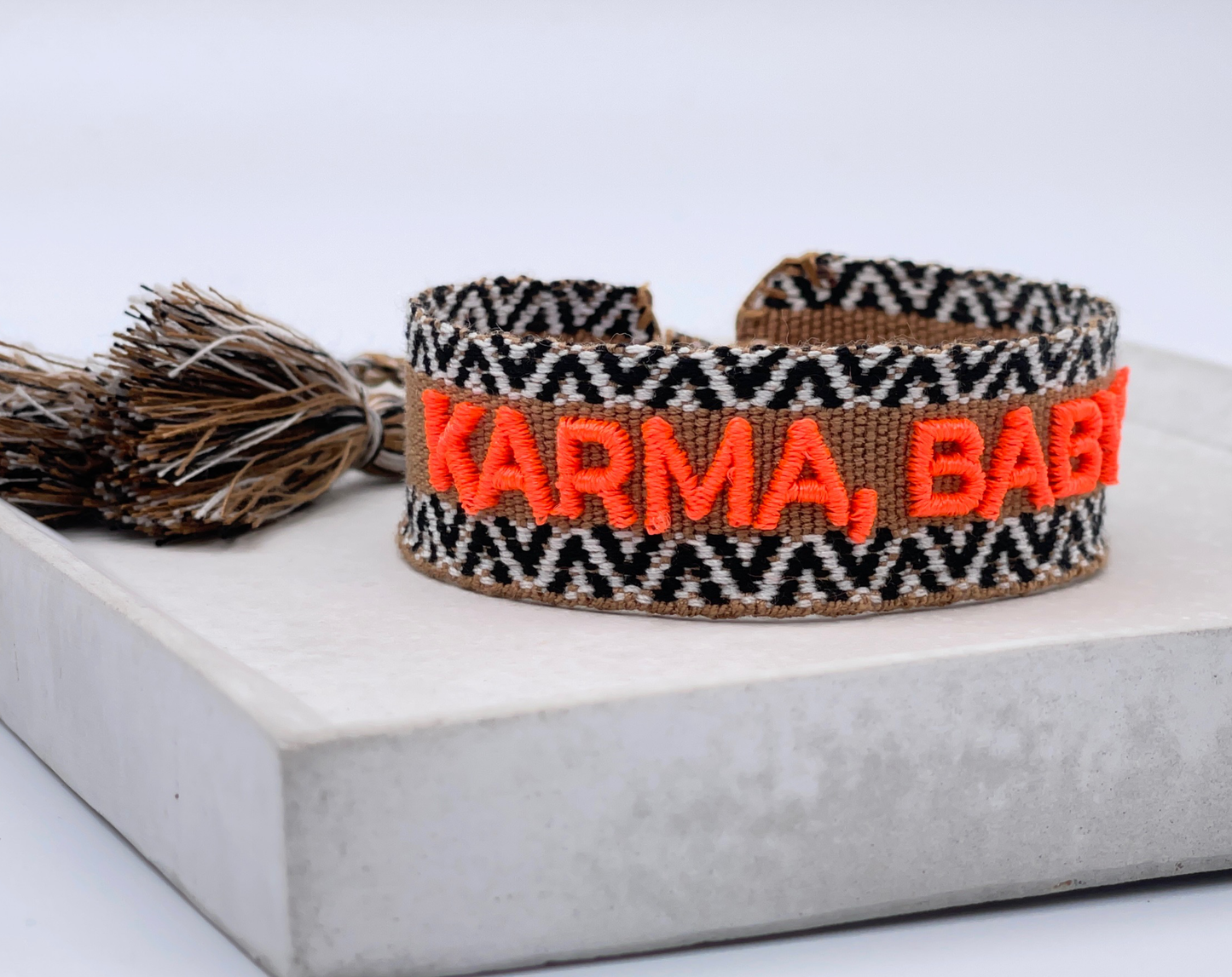 Parsley & Pepper - Karma, baby! armband caramel/ zwart/ wit/ neon oranje
