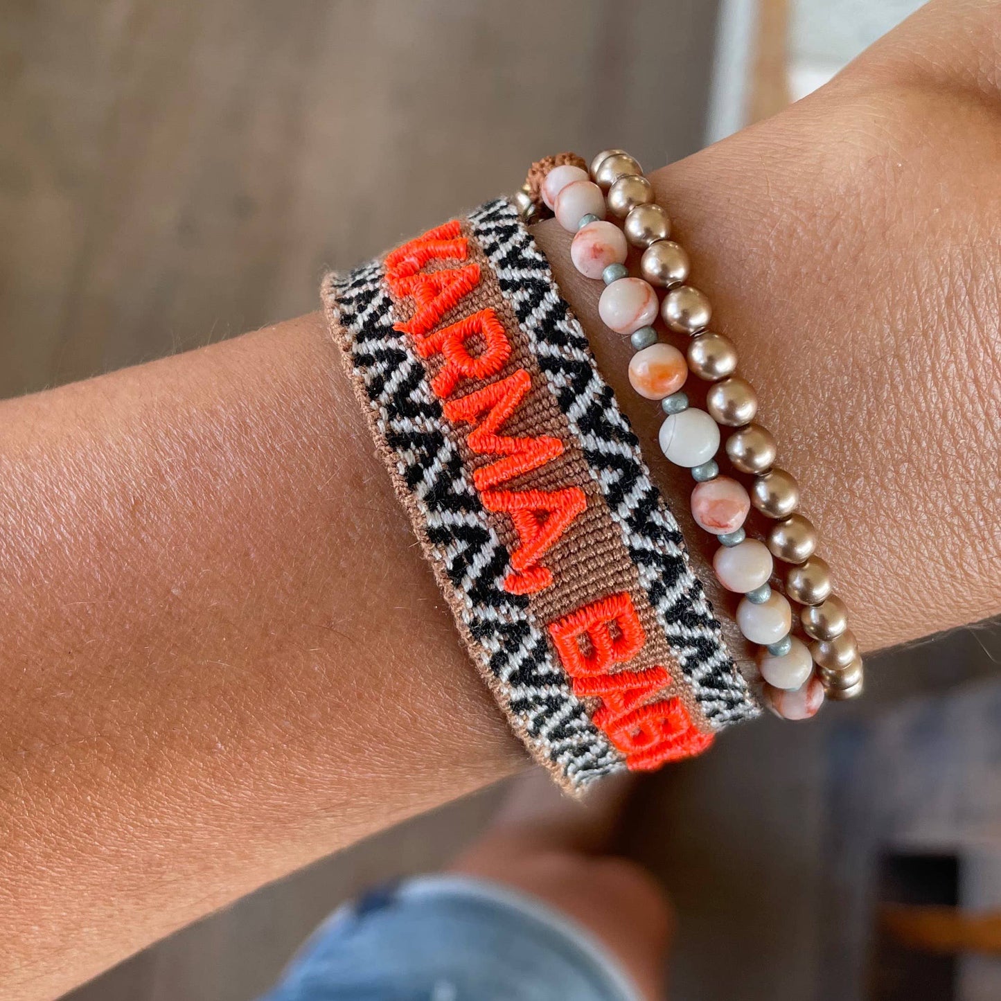 Parsley & Pepper - Karma, baby! armband caramel/ zwart/ wit/ neon oranje