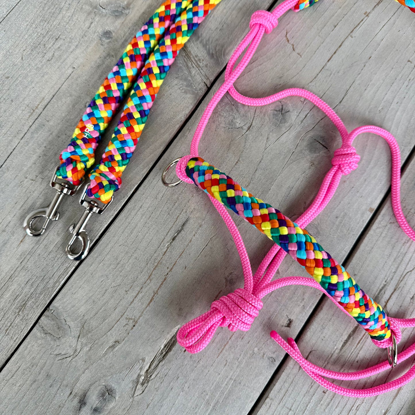 Het Paardenatelier - Touwhalster set rijhalster + teugels ‘Rainbow’ roze