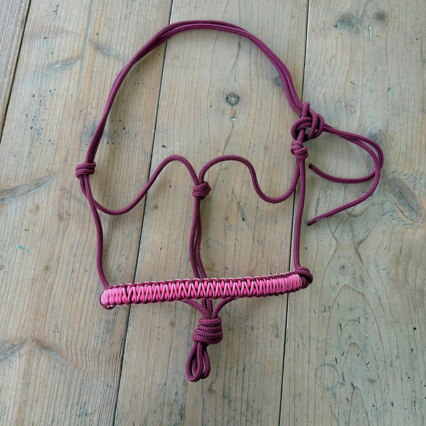 Het Paardenatelier - Touwhalster Azar ‘Fluffy Candy’ bordeaux/roze