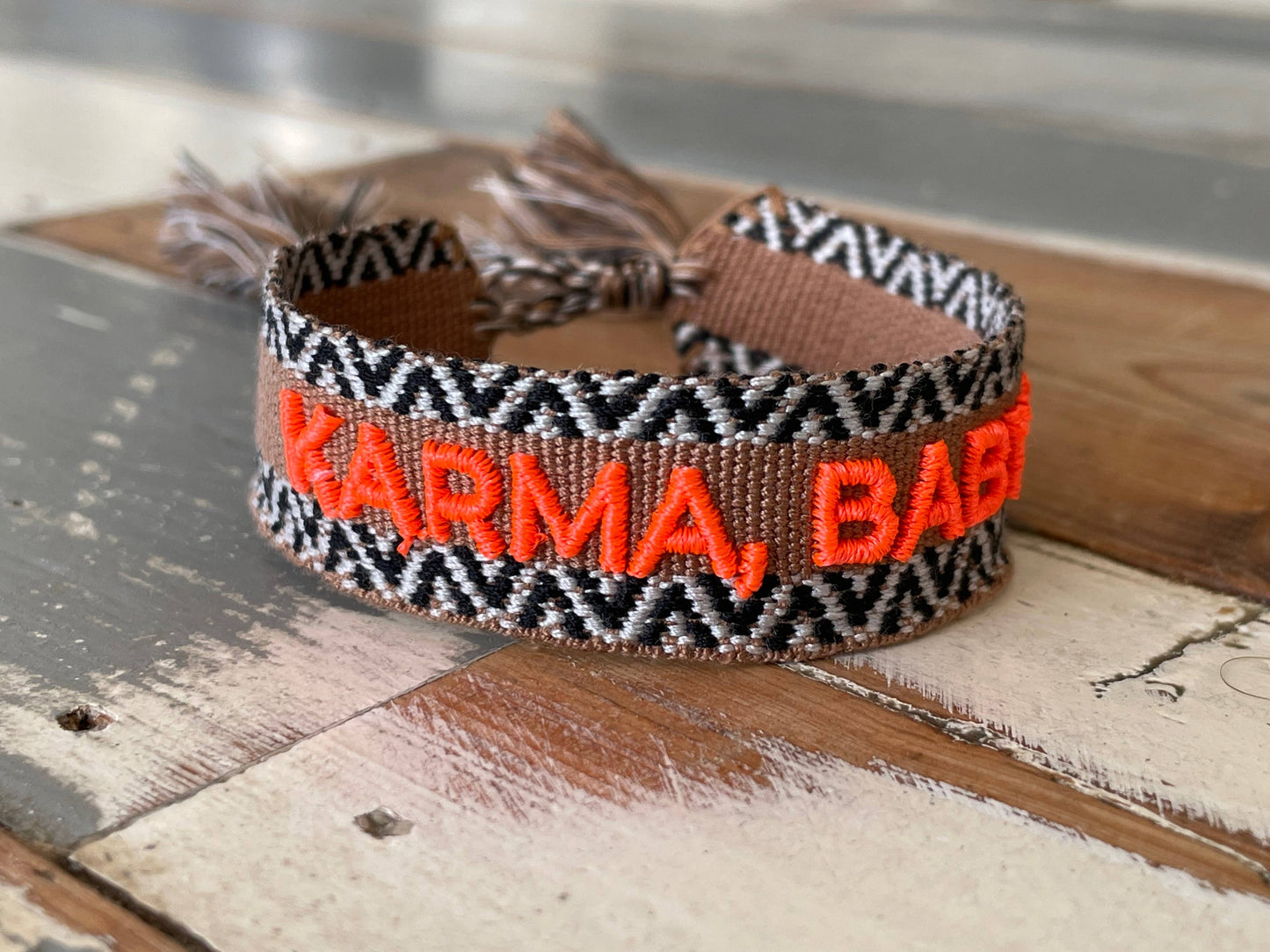 Parsley & Pepper - Karma, baby! armband caramel/ zwart/ wit/ neon oranje
