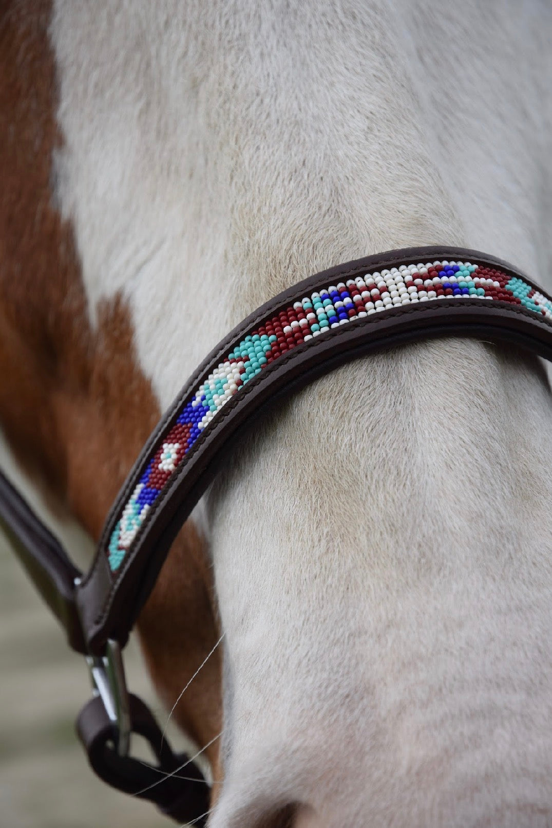 FMH - Cognac lederen halster met kraaltjes ‘Beaded Bronco Bluey’ blauw/turquoise/wit