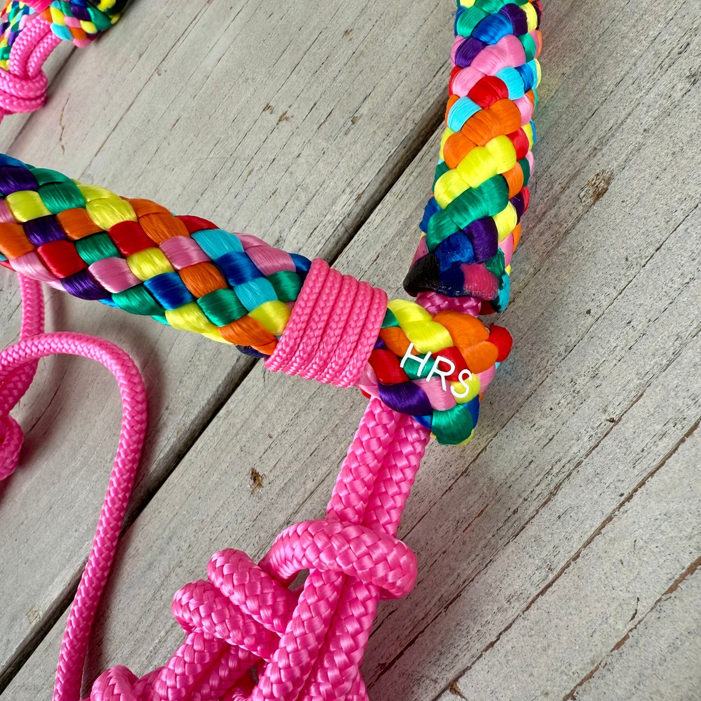 Het Paardenatelier - Touwhalster set rijhalster + teugels ‘Rainbow’ roze