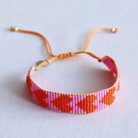 Bazou - Gevlochten armband met kraaltjes hartjes roze/oranje