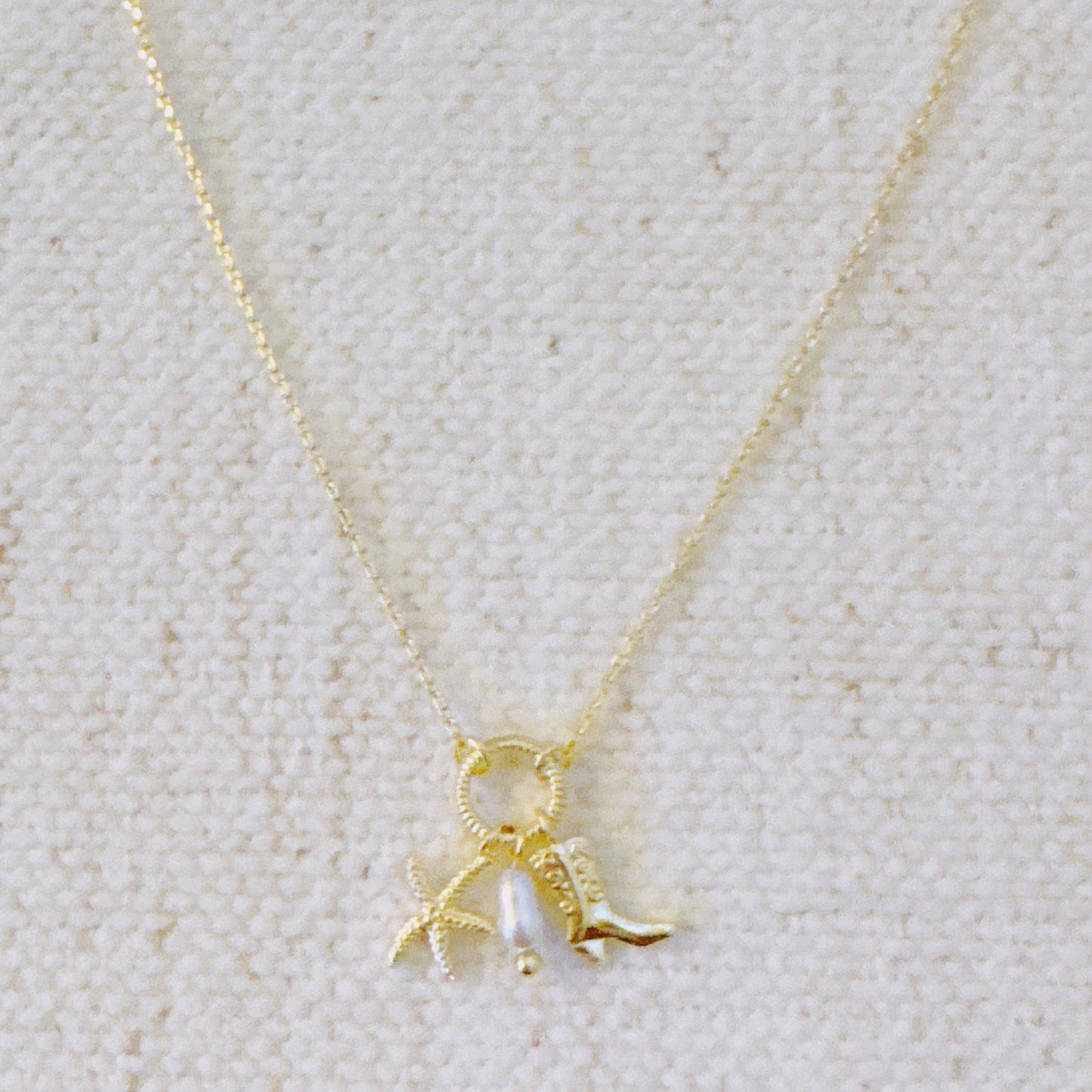 Ellison&Young - Goudkleurige Ketting Coastal Cowgirl met Zeester en Westernlaars bedels