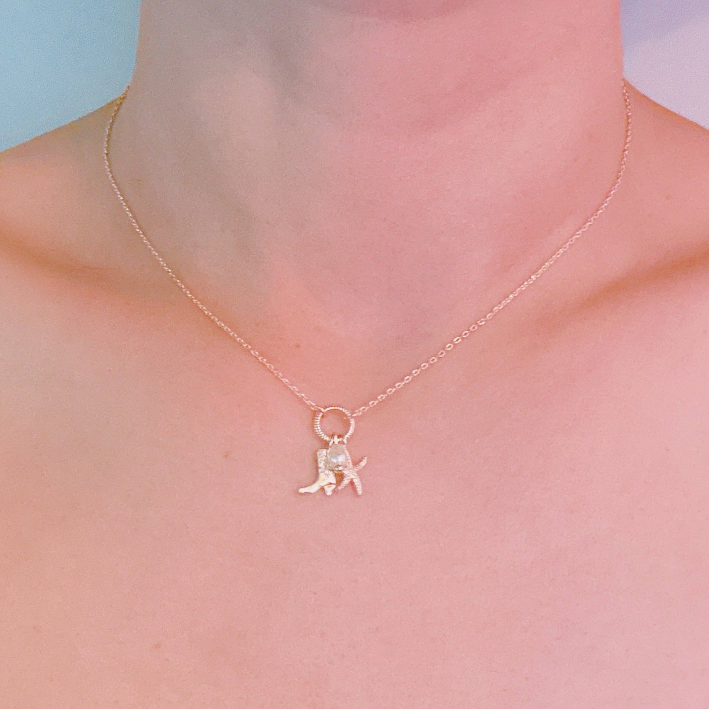 Ellison&Young - Goudkleurige Ketting Coastal Cowgirl met Zeester en Westernlaars bedels