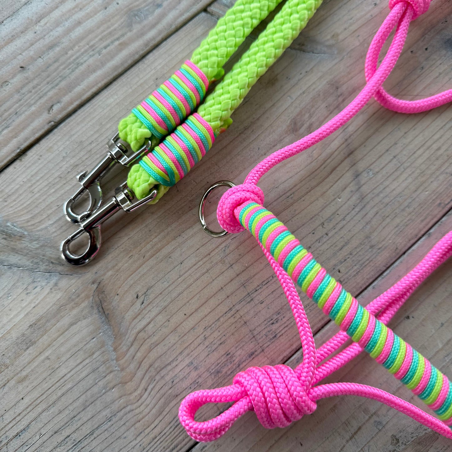 Het Paardenatelier - Touwhalster set rijhalster + teugels ‘Pink Jungle’ lime/roze
