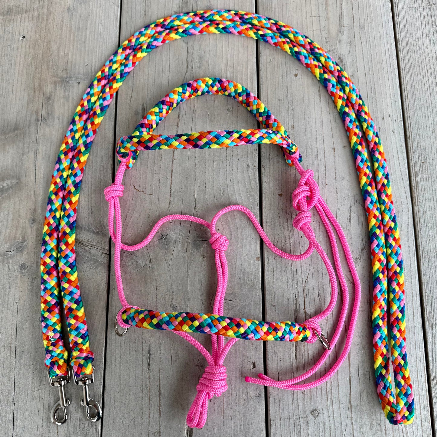 Het Paardenatelier - Touwhalster set rijhalster + teugels ‘Rainbow’ roze