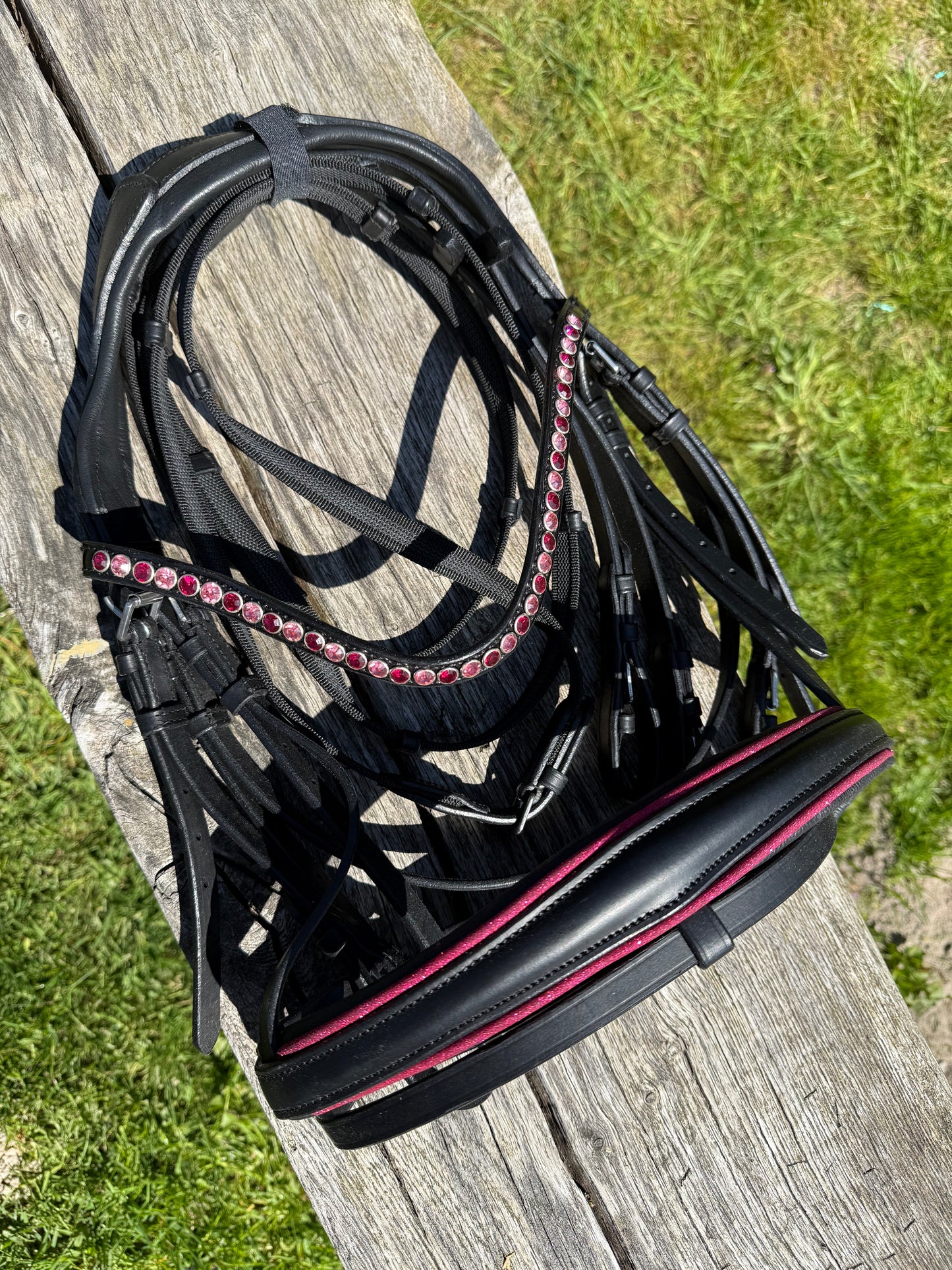FMH - Luxe Hanoverian hoofdstel ‘Oops, I’m a Diva’ met dubbele neusriem roze onderlegd zwart leder incl. teugels
