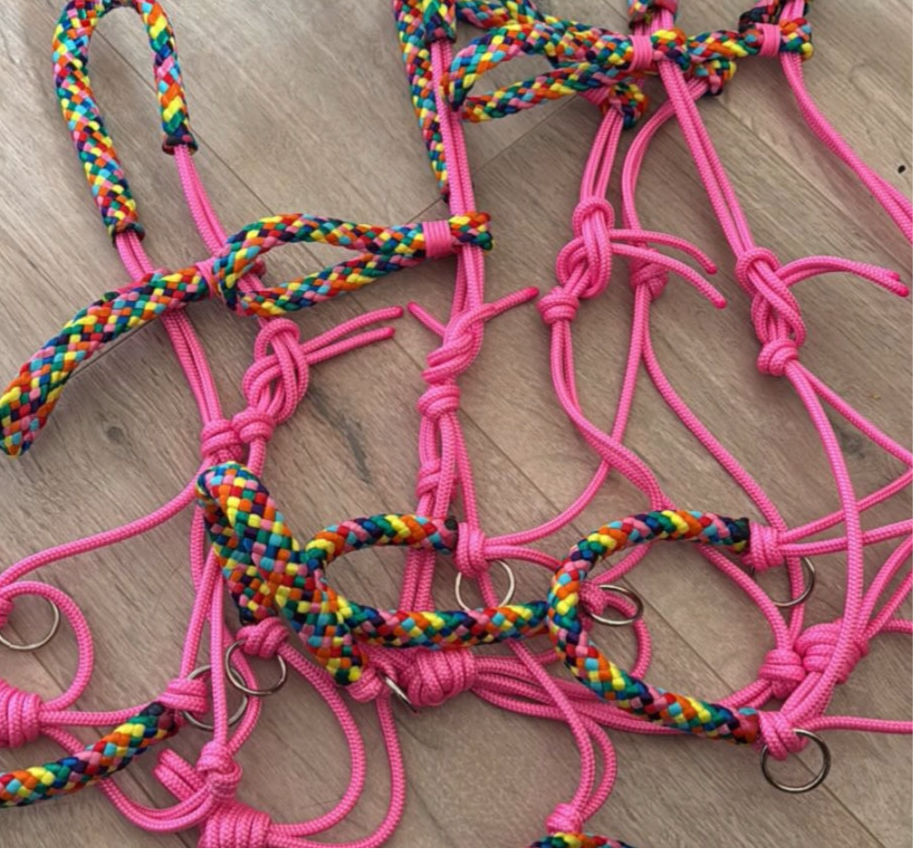 Het Paardenatelier - Touwhalster set rijhalster + teugels ‘Rainbow’ roze