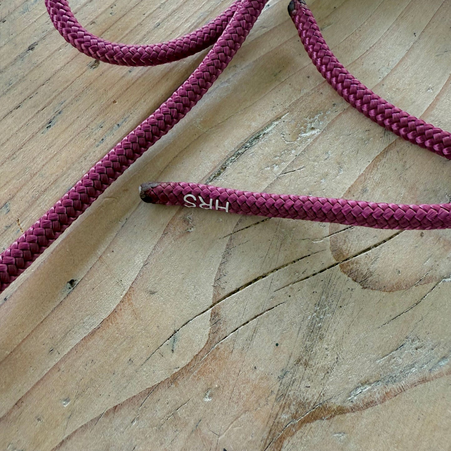Het Paardenatelier - Touwhalster Azar ‘Fluffy Candy’ bordeaux/roze