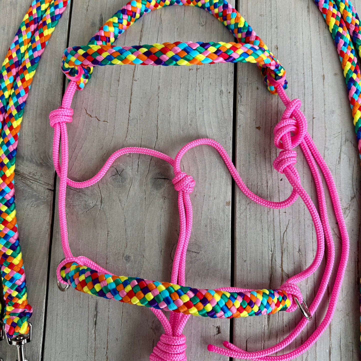 Het Paardenatelier - Touwhalster set rijhalster + teugels ‘Rainbow’ roze