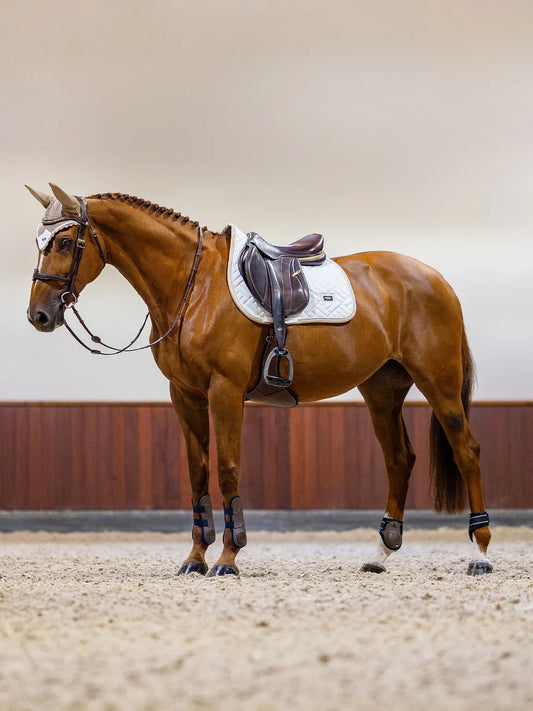 Equestrian Stockholm - SS26 Sand White - Jump Saddle Pad Modern springzadeldek