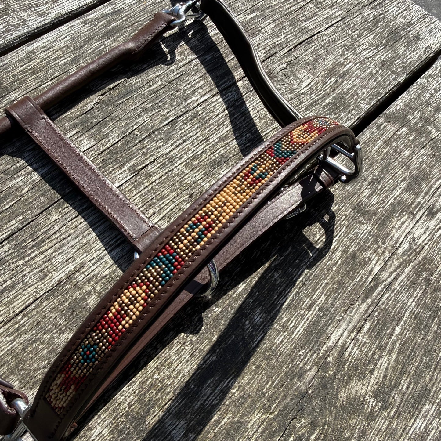 FMH - Cognac lederen halster met kraaltjes ‘Beaded Bronco Nature’ camel/goud/emerald