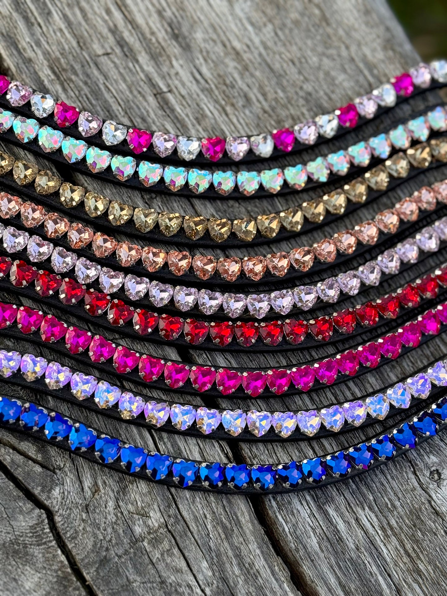 FMH - Sprankelende frontriem ‘Lovehearts’ Wave met 8mm steentjes in hartvorm (div. kleuren)