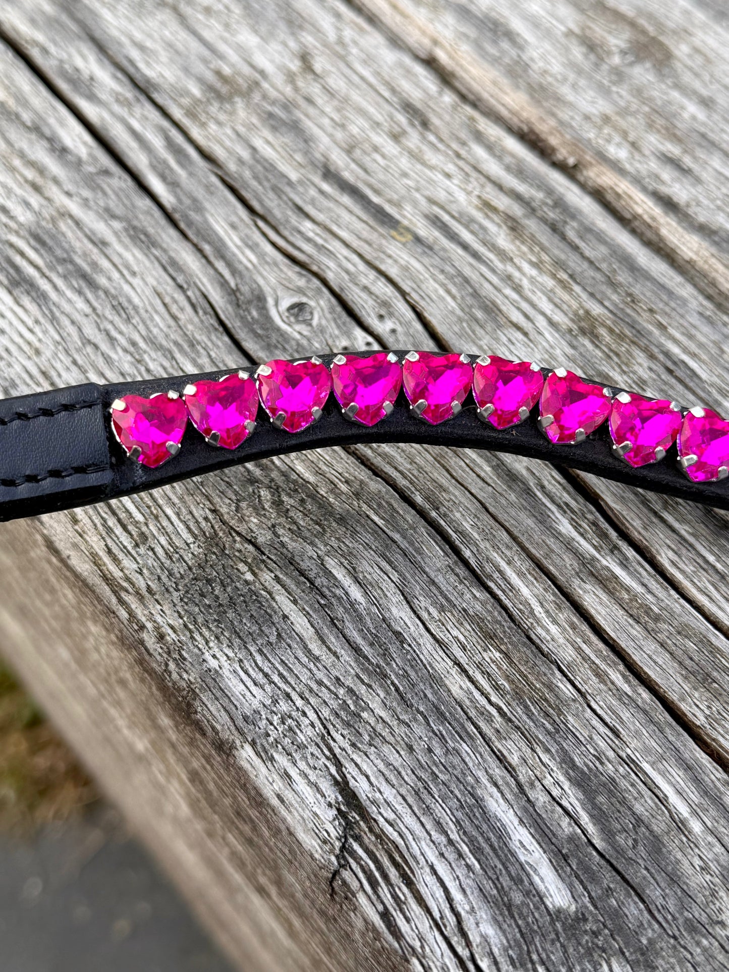 FMH - Sprankelende frontriem ‘Lovehearts’ Wave met 8mm steentjes in hartvorm (div. kleuren)