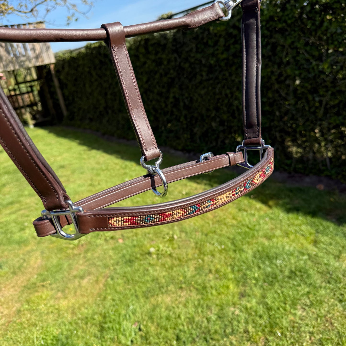 FMH - Cognac lederen halster met kraaltjes ‘Beaded Bronco Nature’ camel/goud/emerald