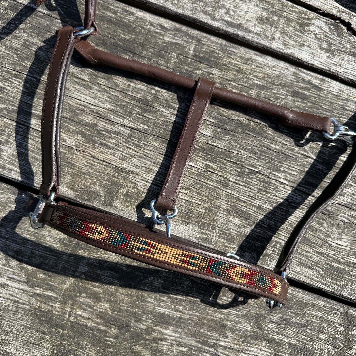 FMH - Cognac lederen halster met kraaltjes ‘Beaded Bronco Nature’ camel/goud/emerald