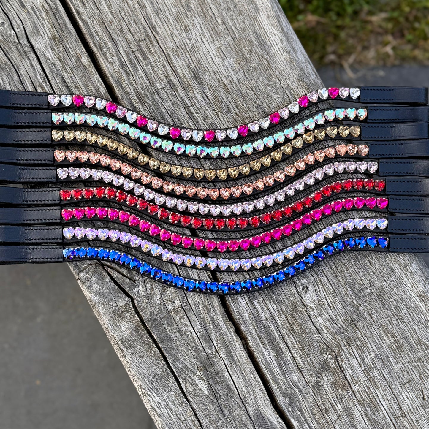 FMH - Sprankelende frontriem ‘Lovehearts’ Wave met 8mm steentjes in hartvorm (div. kleuren)
