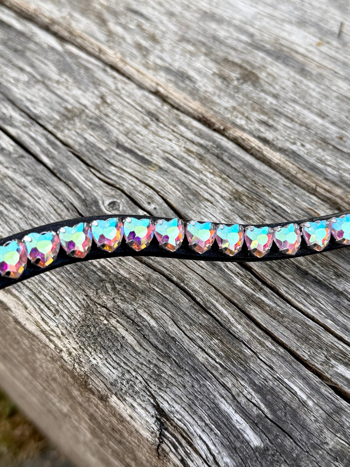 FMH - Sprankelende frontriem ‘Lovehearts’ Wave met 8mm steentjes in hartvorm (div. kleuren)