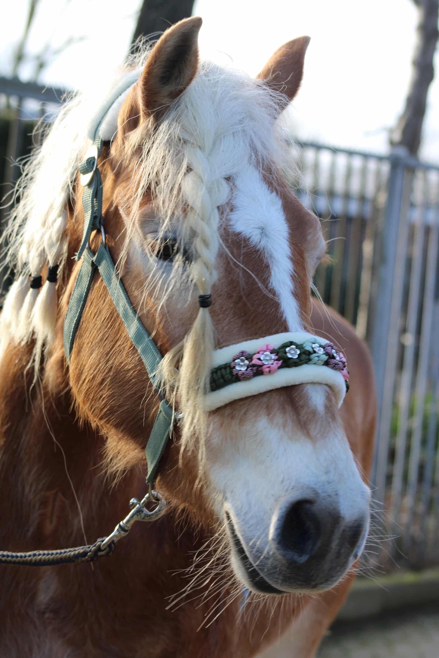 Handgemaakte paardenhalsters - Geknoopt bloemenhalster ‘Magnolia’ olijf/roze