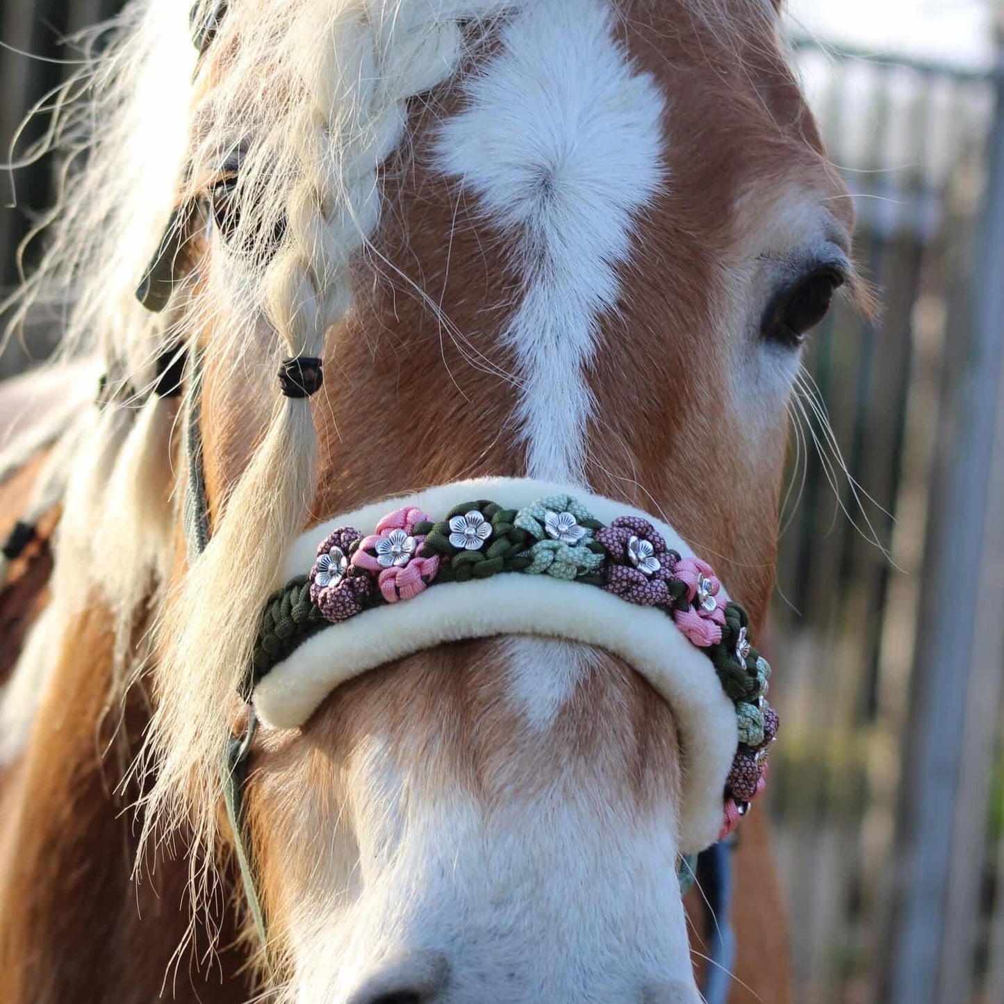 Handgemaakte paardenhalsters - Geknoopt bloemenhalster ‘Magnolia’ olijf/roze
