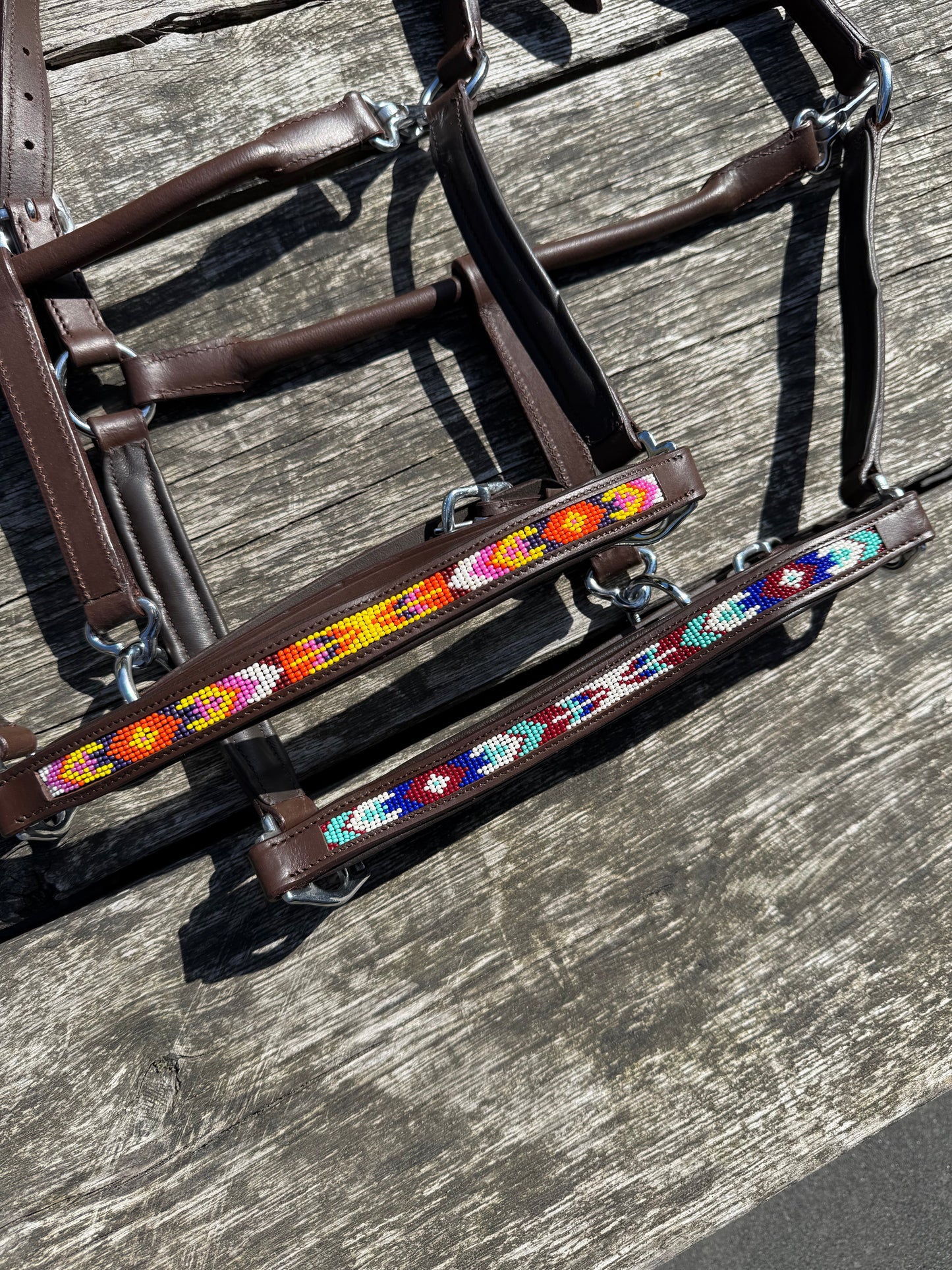 FMH - Cognac lederen halster met kraaltjes ‘Beaded Bronco Bluey’ blauw/turquoise/wit