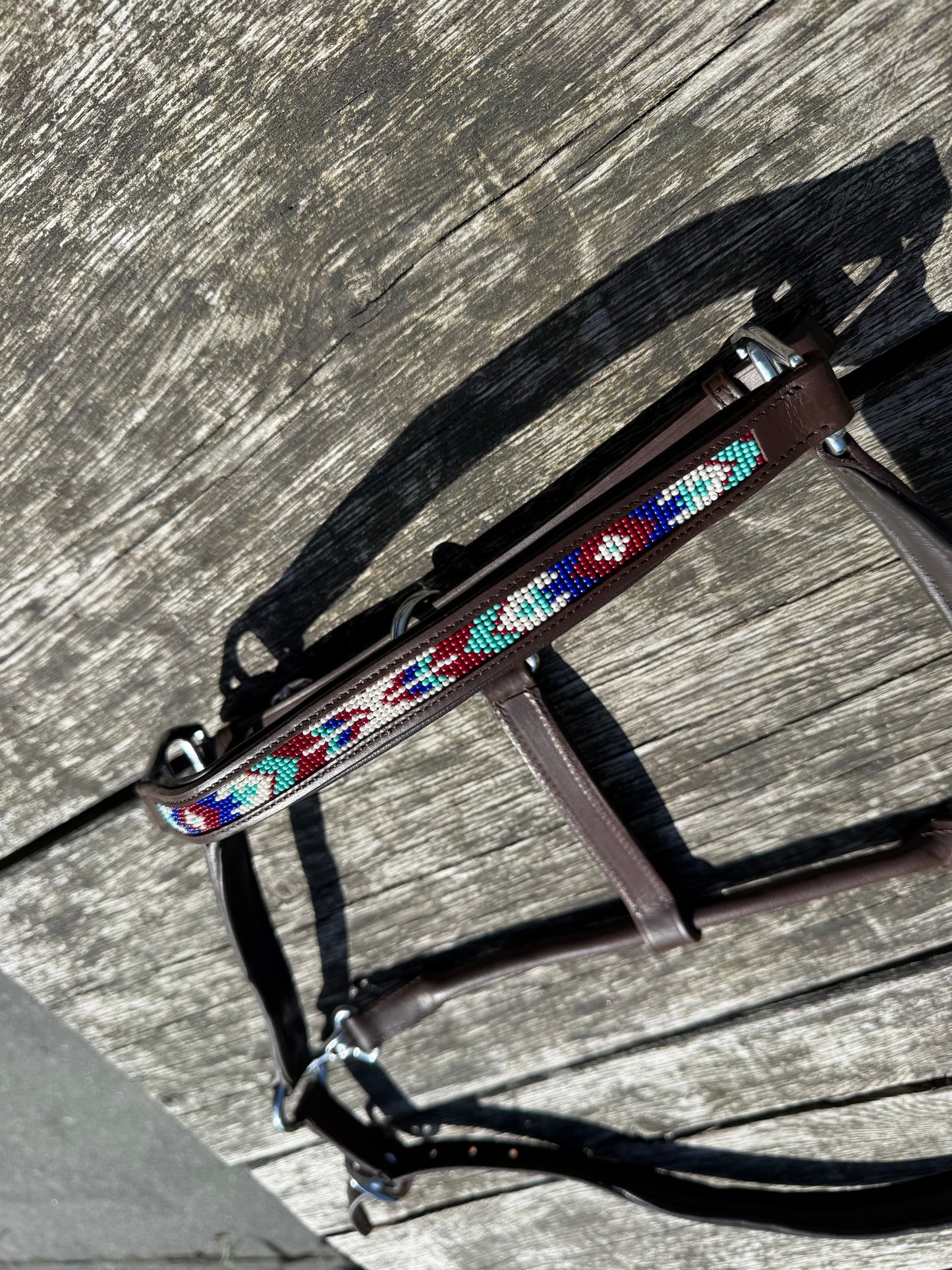 FMH - Cognac lederen halster met kraaltjes ‘Beaded Bronco Bluey’ blauw/turquoise/wit