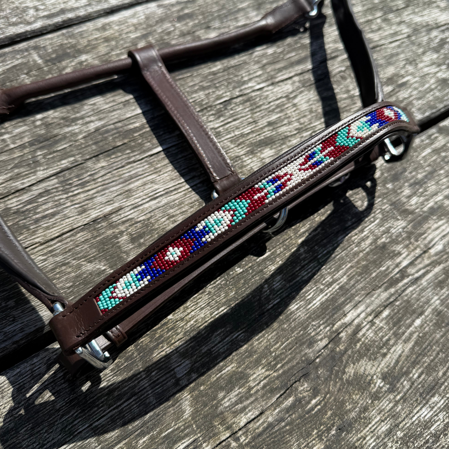FMH - Cognac lederen halster met kraaltjes ‘Beaded Bronco Bluey’ blauw/turquoise/wit