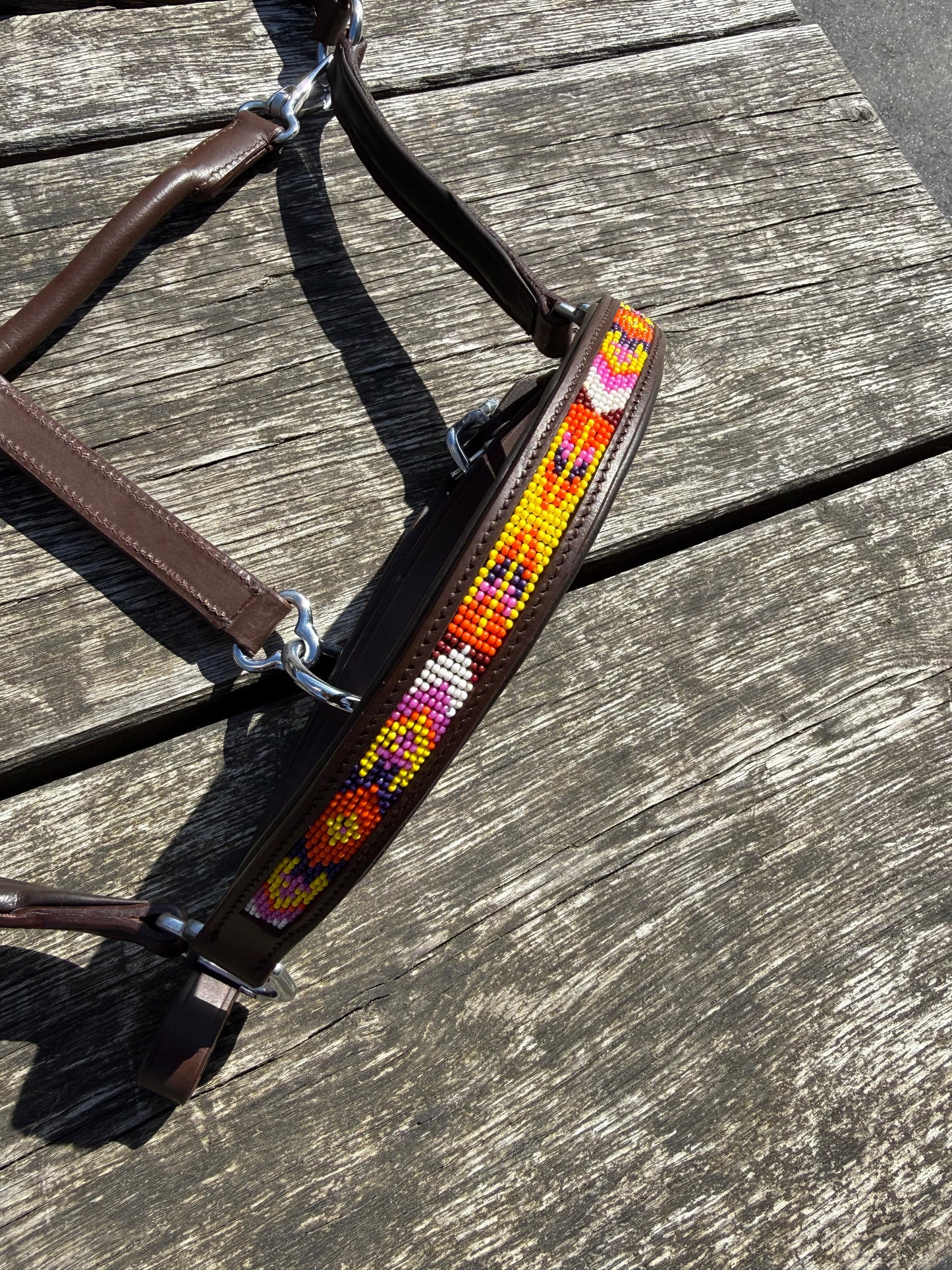 FMH - Cognac lederen halster met kraaltjes ‘Beaded Bronco Sunset’ geel/oranje/paars