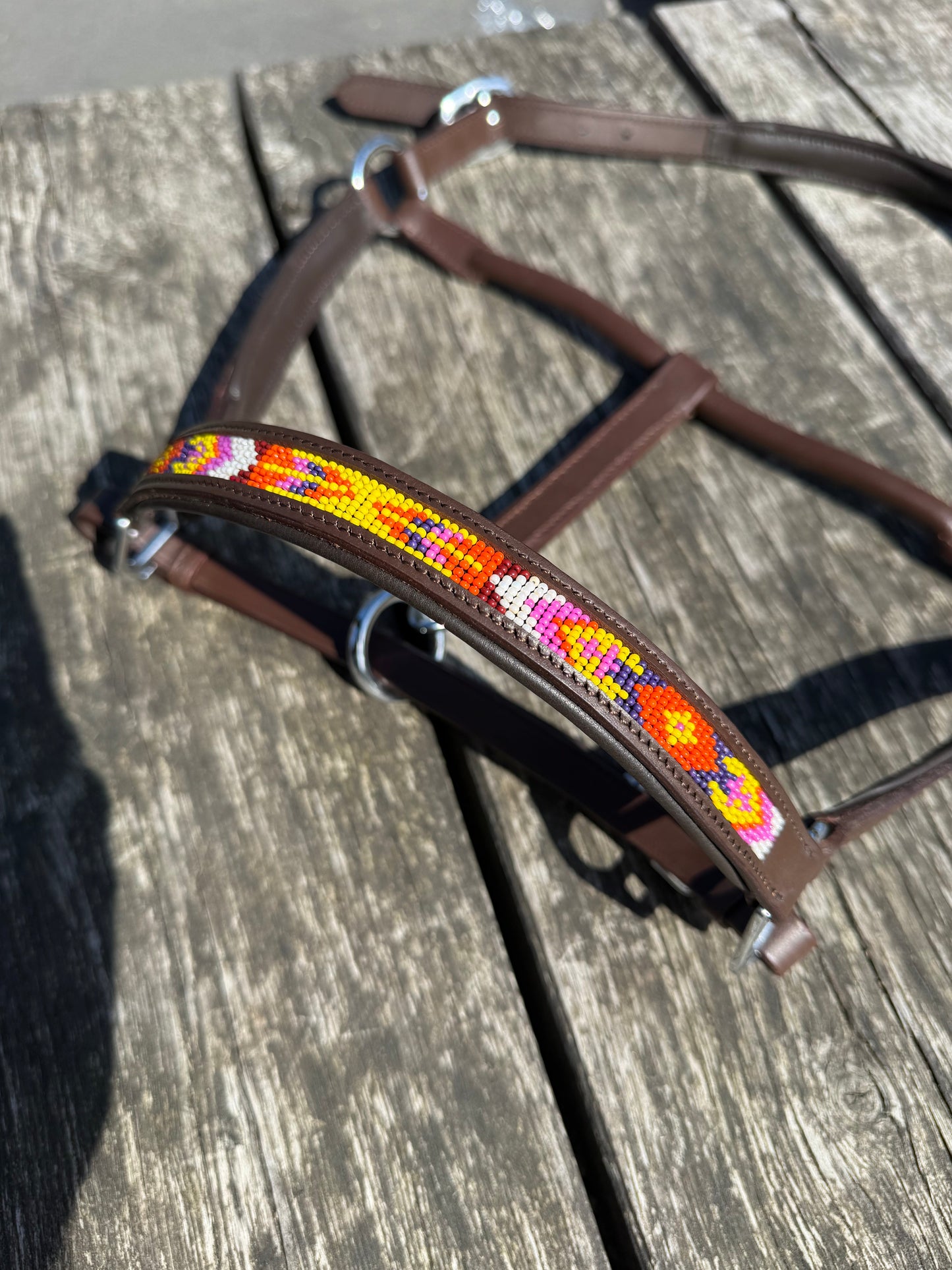FMH - Cognac lederen halster met kraaltjes ‘Beaded Bronco Sunset’ geel/oranje/paars