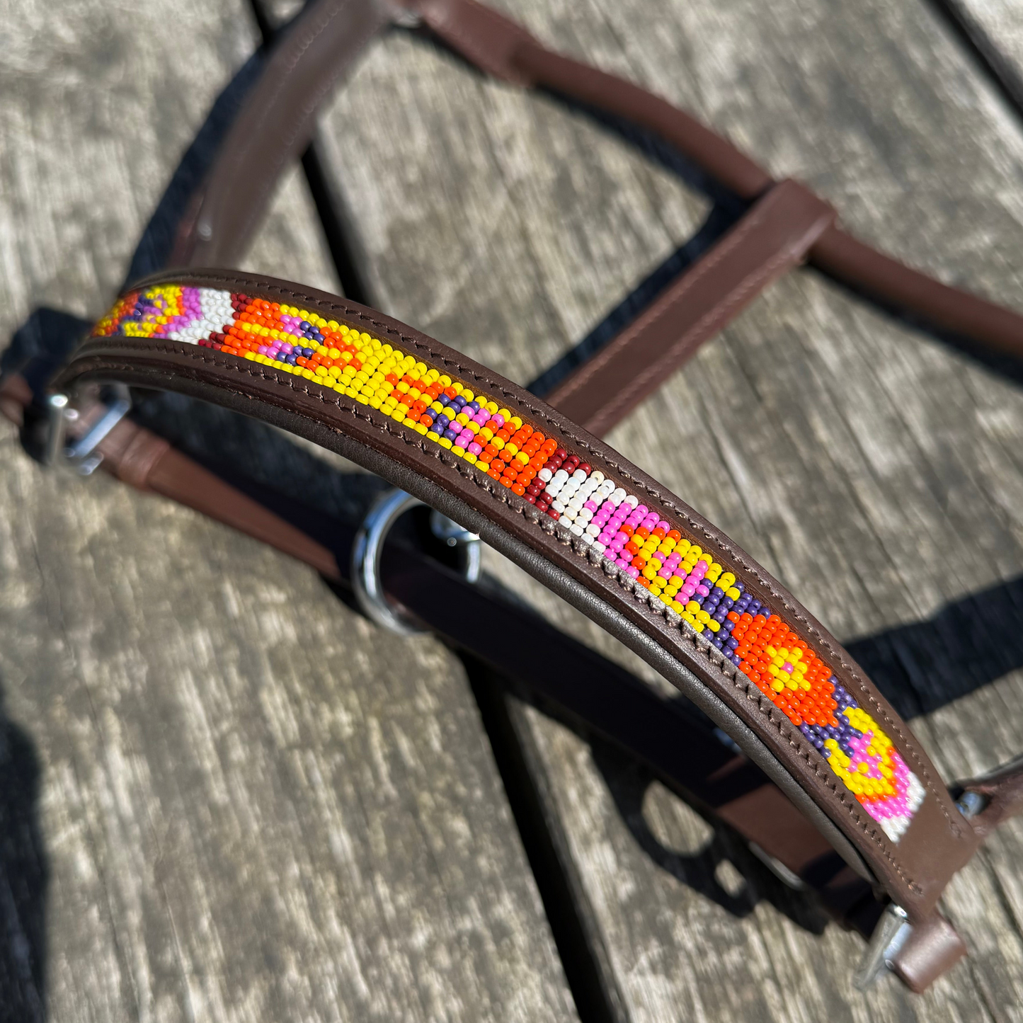 FMH - Cognac lederen halster met kraaltjes ‘Beaded Bronco Sunset’ geel/oranje/paars